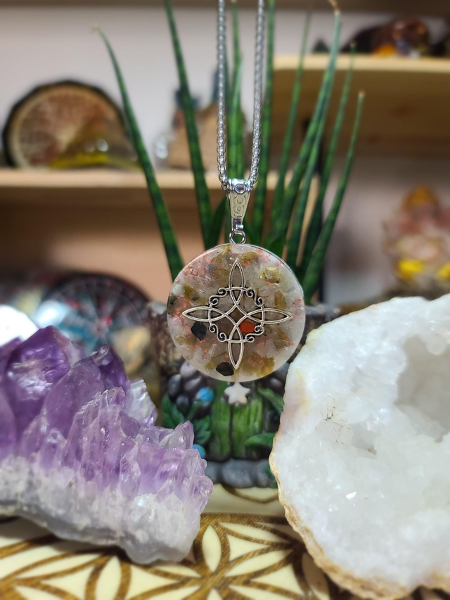 Nœud de la sorcière 🧙♀️ Amulette Labradorite Tourmaline