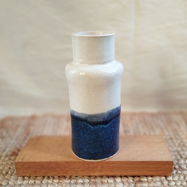 Vase, argile blanc, émail bleu profond et blanc