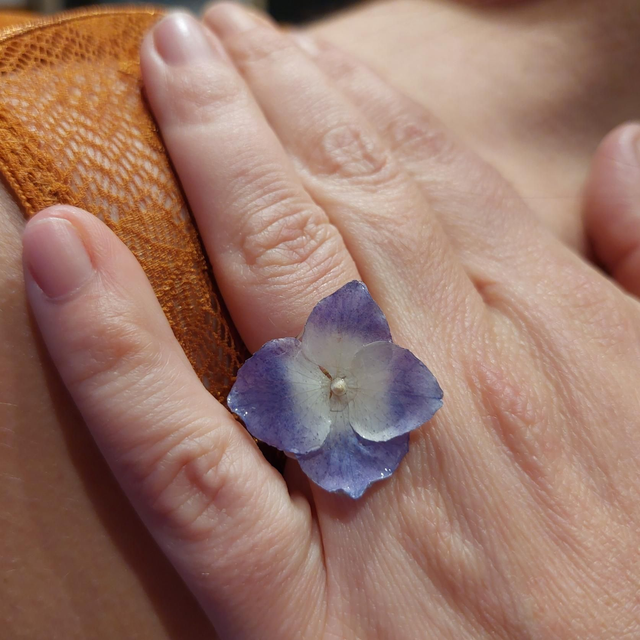 Bague Hortensia – Bijou floral fait main en résine brillante, taille 54