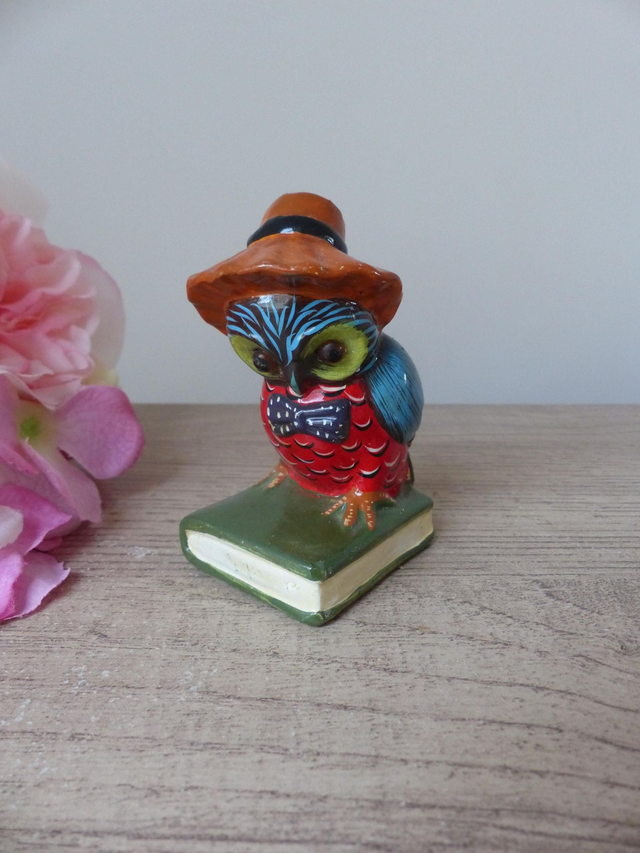 Petite Chouette Hibou Savante avec Chapeau sur Livre Céramique Vintage 1970, Chouette Hibou Jardinier, Cadeau Décoration Bureau Bibliothèque