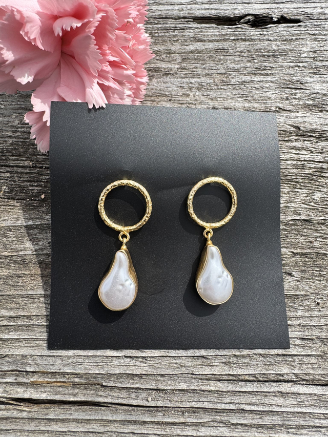Small pearl dangler