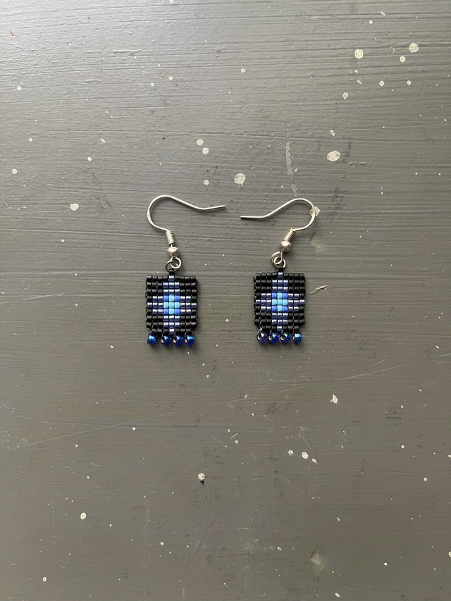 Petites boucles d'oreilles en perles tissées bleu brillant