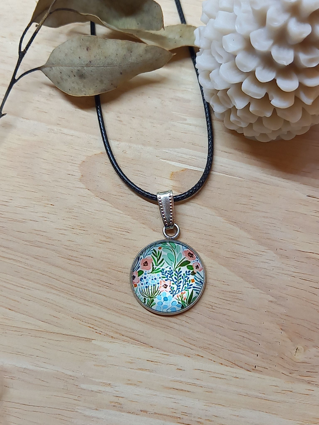 Collier Cabochon image fleurs - fond vert/bleu clair  / cordon noir avec fermoir argenté