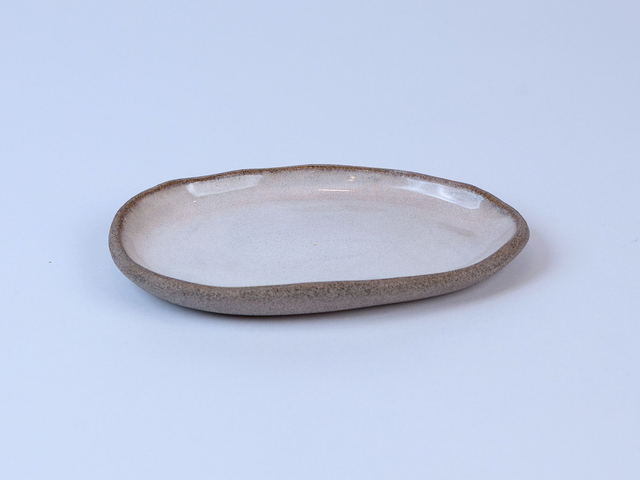 Berry Large Saucer / Grey Clay / Almond