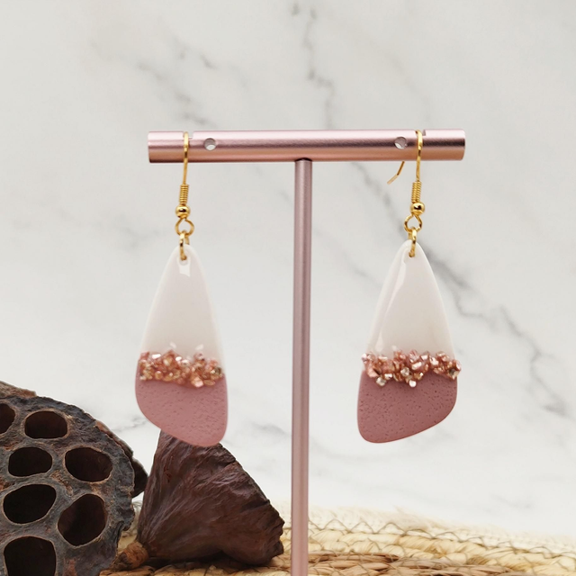 Boucles d&#039;oreilles &quot;Tryos&quot; Vieux Rose, Blanc et Rocaille Rosée