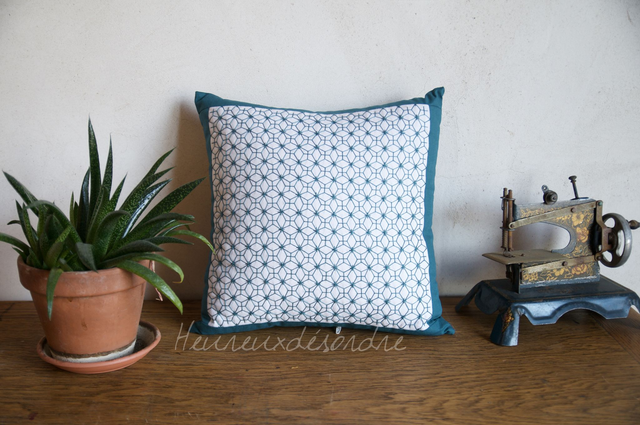Housse de coussin brodée