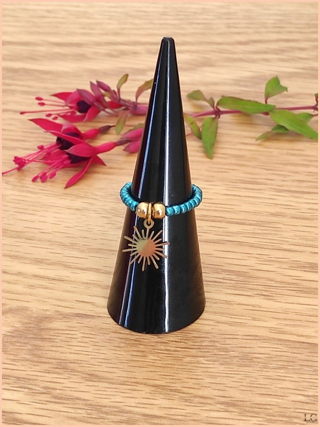 Bague élastique, perle de rocaille, avec breloque