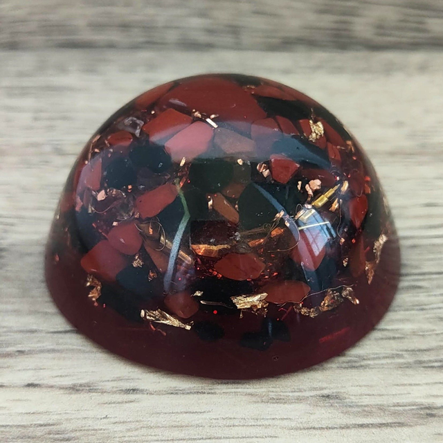 Orgonite demi-sphère jaspe rouge tourmaline 