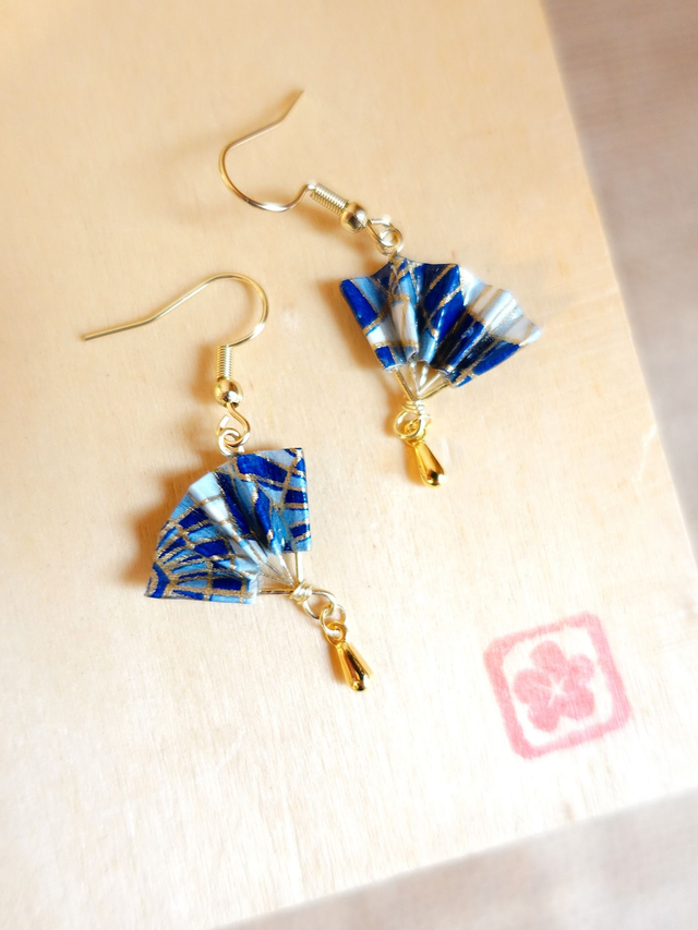 Boucles d&#039;oreilles origami éventail / INOX doré / Papier japonais washi / Bleu, blanc, or /