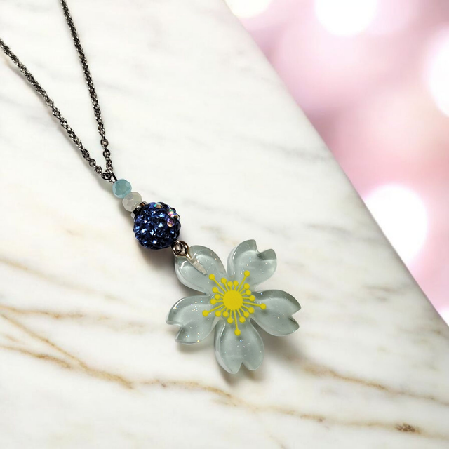 Collier acier inoxydable et cristal bleu blanc fleur