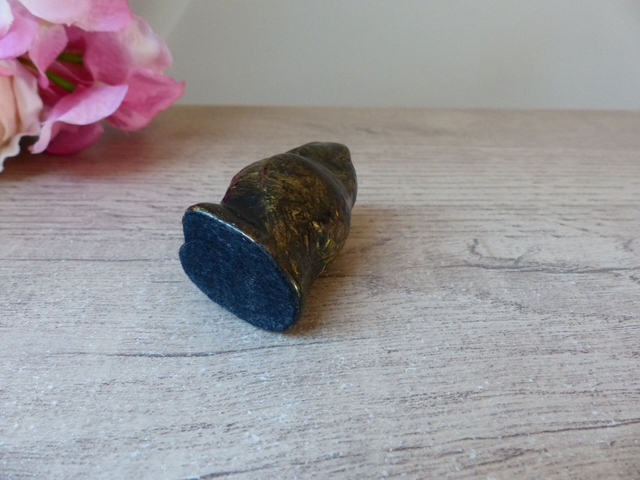 Figurine Miniature Hibou en Céramique Polychrome Mordoré - Objet Vintage Porte-Bonheur - Sculpture Chouette Marron et Doré pour Collection