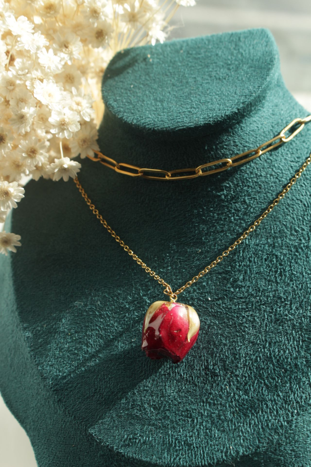 Collier pendentif à rose rouge réalisé avec de vraies fleurs naturelles 