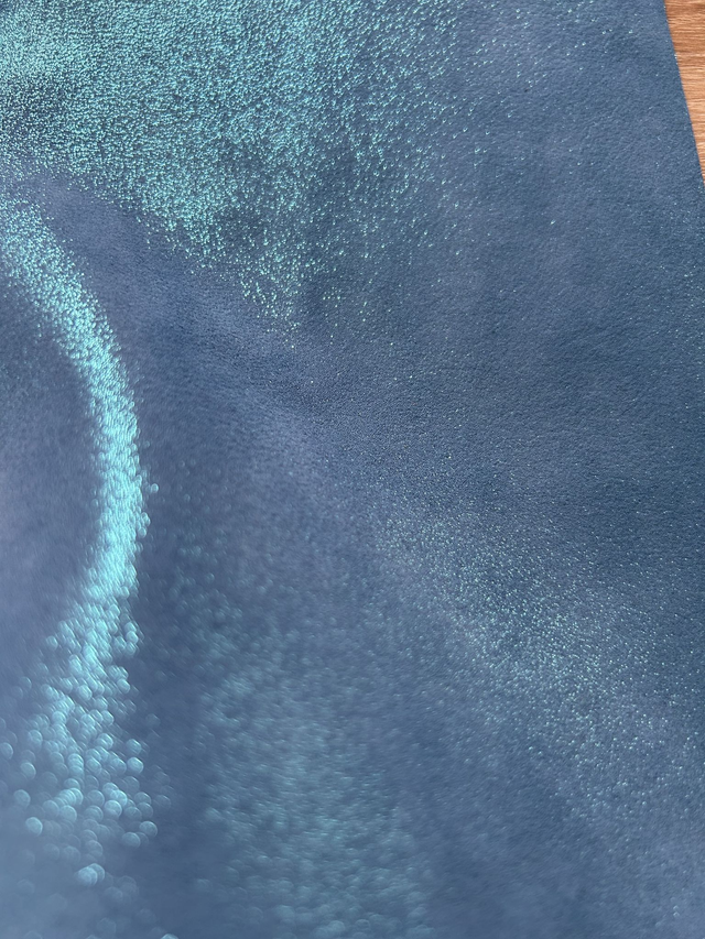 Chute de cuir bleu turquoise finition pailleté