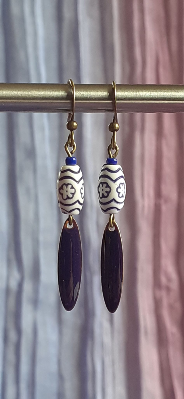 Huso Petites Boucles d'oreille pendantes, violet &amp; blanc