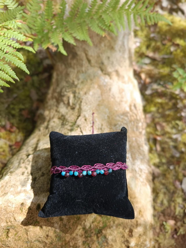 Bracelet bordeaux avec perle en apatite et grenat 