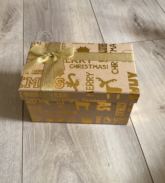 Petit coffret de noël doré occasion écratiné en dessous 