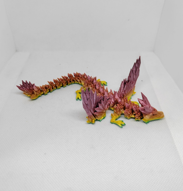 Dragon cristal avec des ailes  