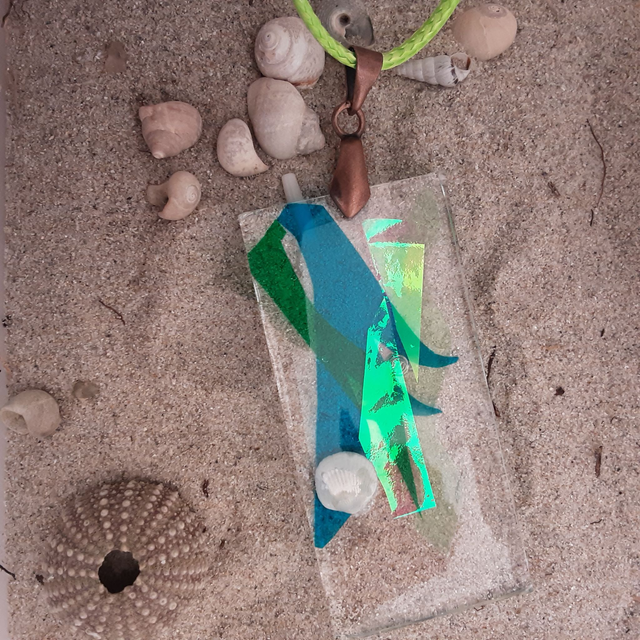 pendentif grand rectangle collection maritime incrustation translucide verte et bleu et décor irisé et coquillage