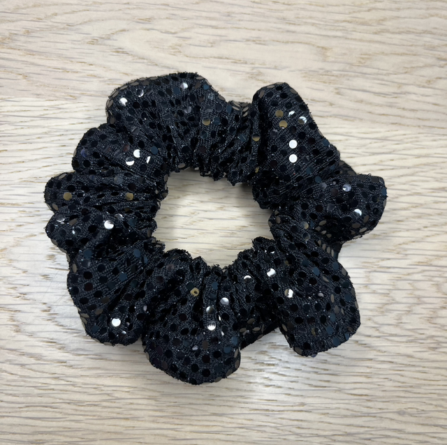 Musta paljetti hiusdonitsi