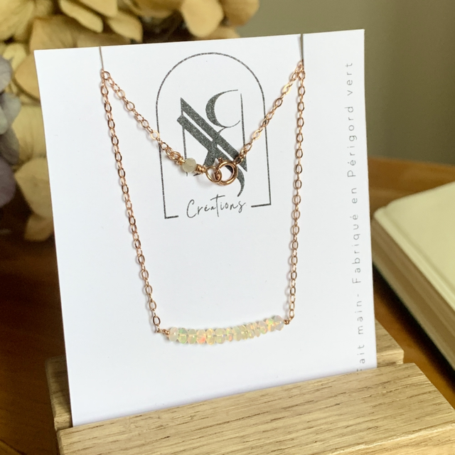 Collier, en or rose laminé (Goldfilled) , habillé de 13 Opales blanches naturelles  (longueur 42cm)