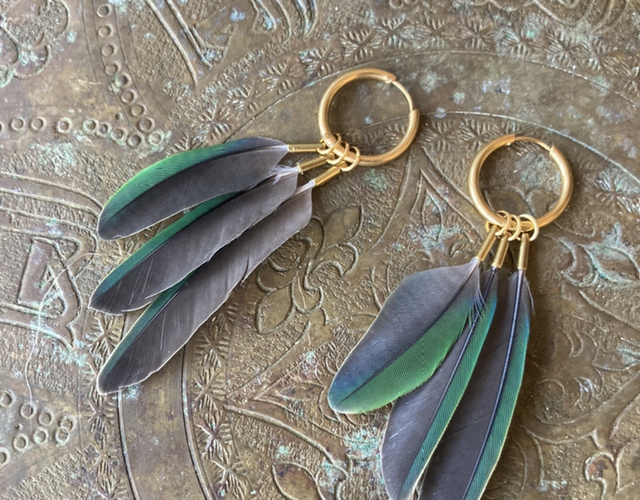 Boucles d’oreilles Créoles à  plumes grises et vertes