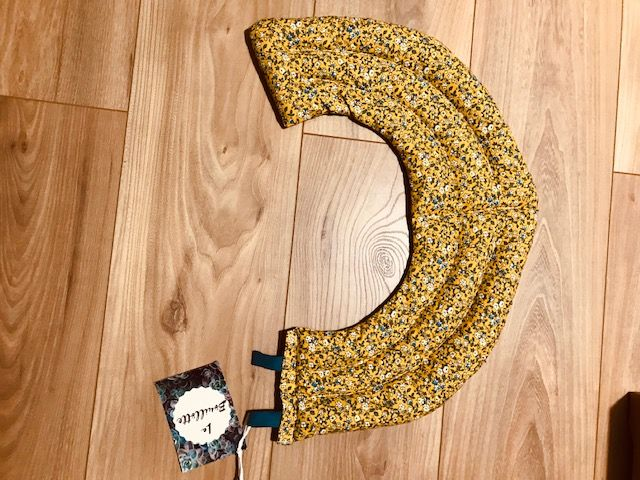 Bouillotte en graines de lin bio - cervicales en U - Tissu liberty jaune
