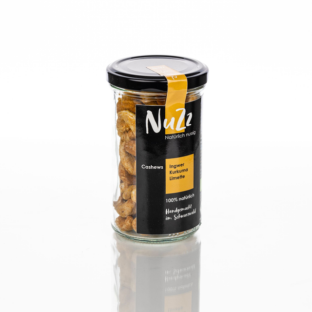 Bio-Cashew-Kerne mit Ingwer, Kurkuma und Limette gewürzt und geröstet