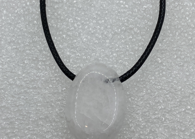 Pendentif Galet en Cristal de Roche – Cordon PU
