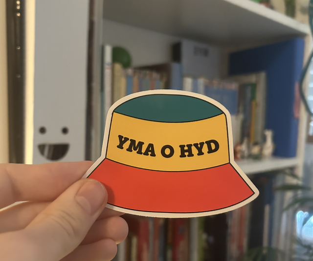 Yma o Hyd Sticker - Eiconig Cy