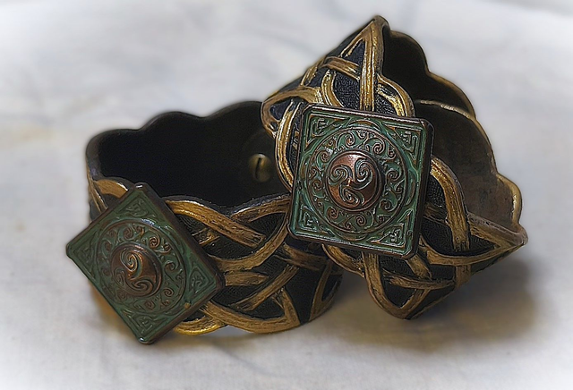 Bracelet celtique en cuir repoussé d'entrelacs dorés