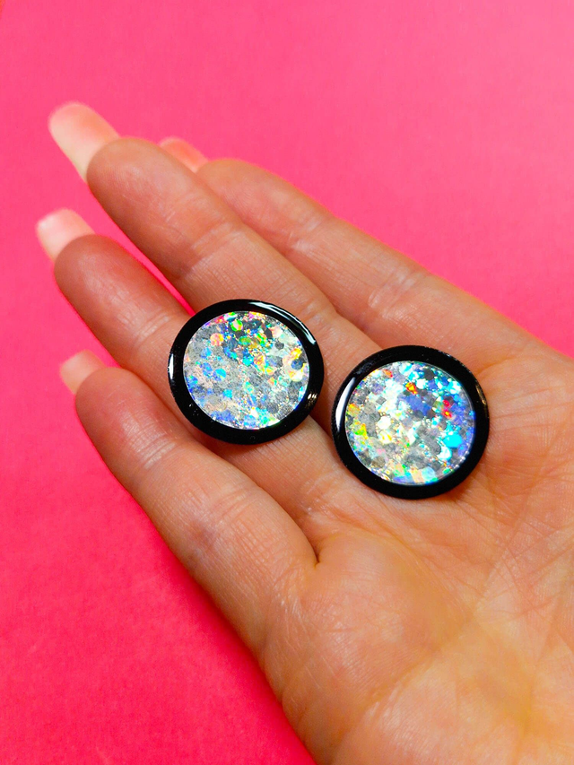 Button holografiset nappikorvakorut