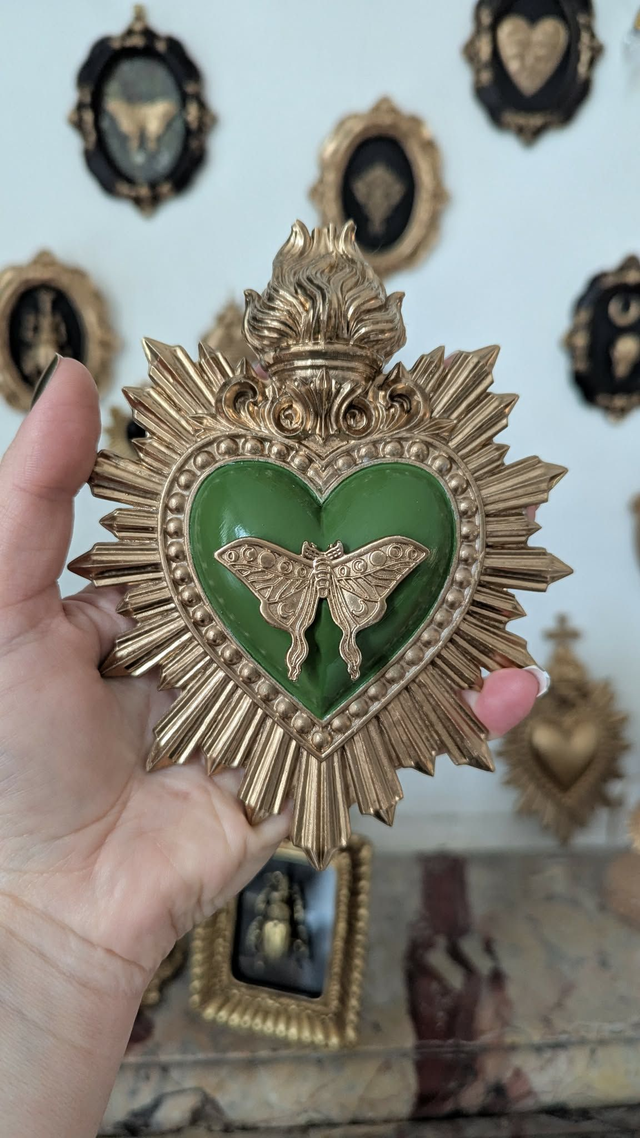 Décoration murale cœur ex-voto vert+doré papillon de nuit