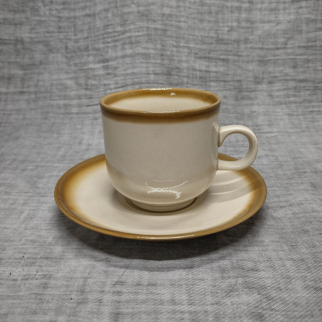 CP Colditz | Kop (diameter 7 | hoogte 6,5 cm) en Schotel (diameter 13 | hoogte 2 cm) voormalig DDR Crème met bruine bies | Vintage