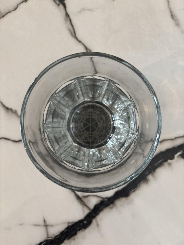 Cube de métatron gravé sur un dessous de verre en ardoise de 10 cm de diamètre