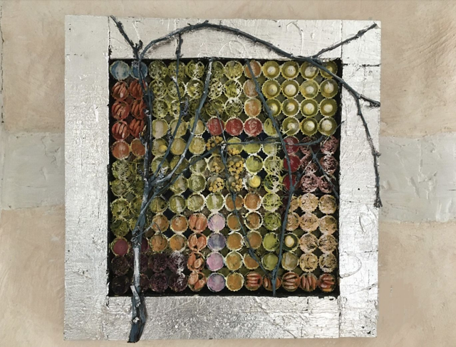 Acrylcollage „Garten Il“ mit Kronkorken, Naturmaterial 47x47cm