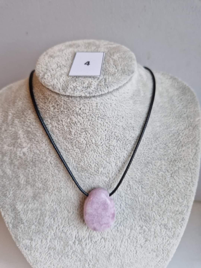 Lepidolite pierre percée avec cordon