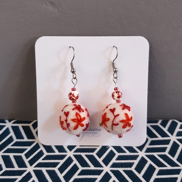 Boucles d&#039;oreilles en feutrine brodée rouge blanc