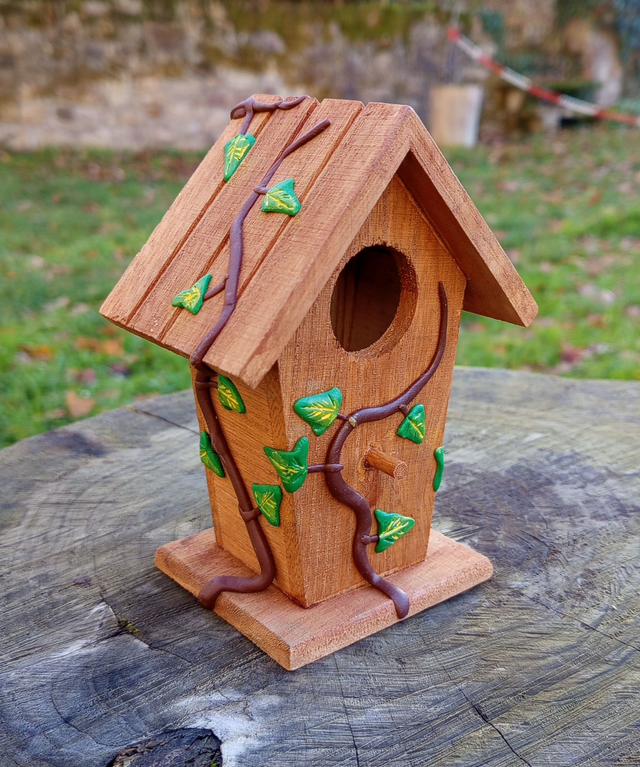 Nichoir à oiseaux, décoré de feuilles de lierre en relief