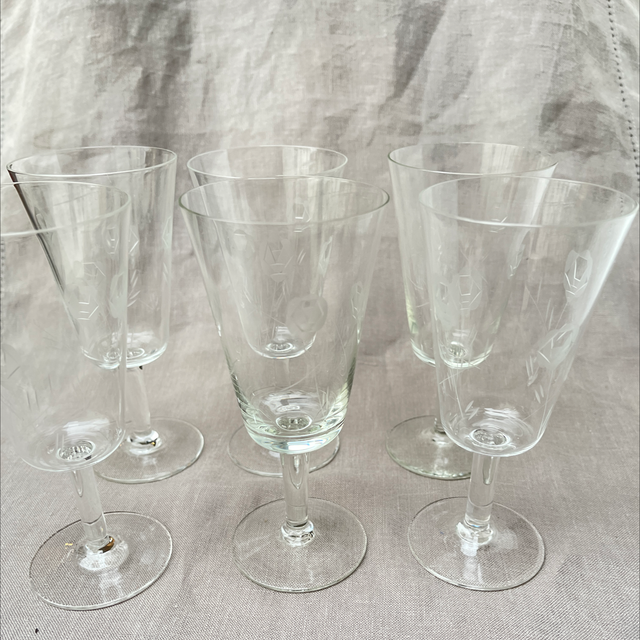 6 x feine Weingläser mit eingravierter modernistischer Rose 1950er