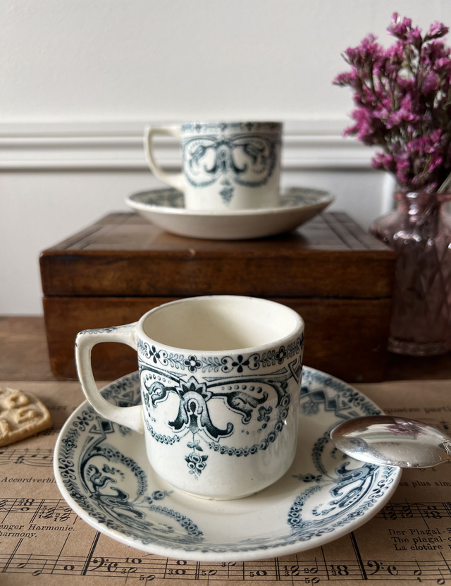 GUIRLANDE - Tasse à café bleue &amp; sa sous-tasse de la manufacture française de Saint-Amand pour Au Planteur de Caïffa