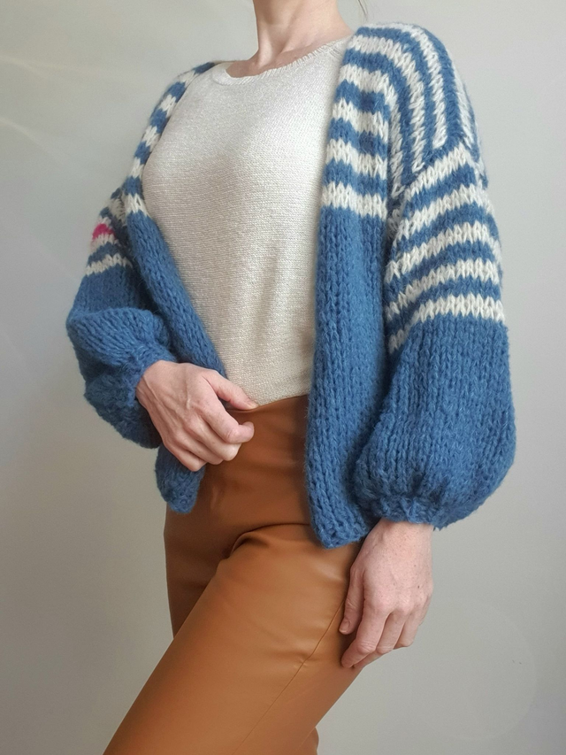 Handgebreid luxe damesvest in alpaca en zijde met ballonmouw