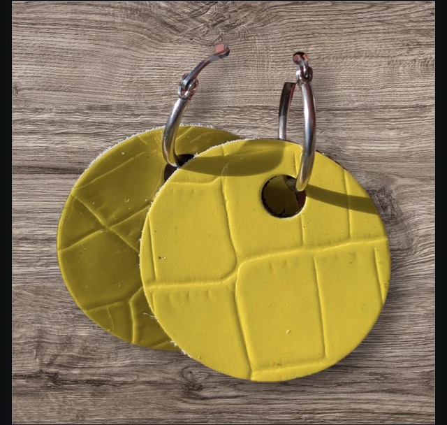 Créoles et ses Moon jaune vernis