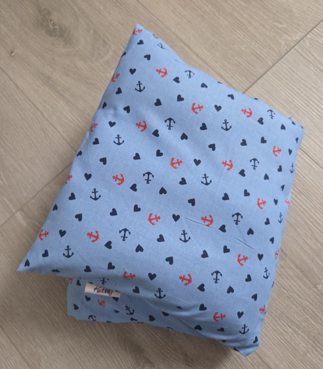 Wohlfühlkissen "mittel" 30x50cm " hellblau mit Ankern und Herzen "