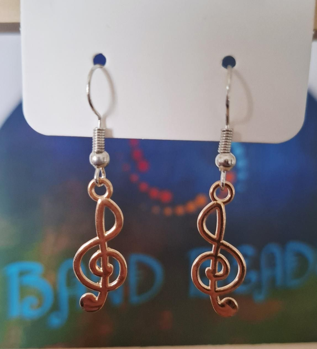 Treble clef music drop earrings 