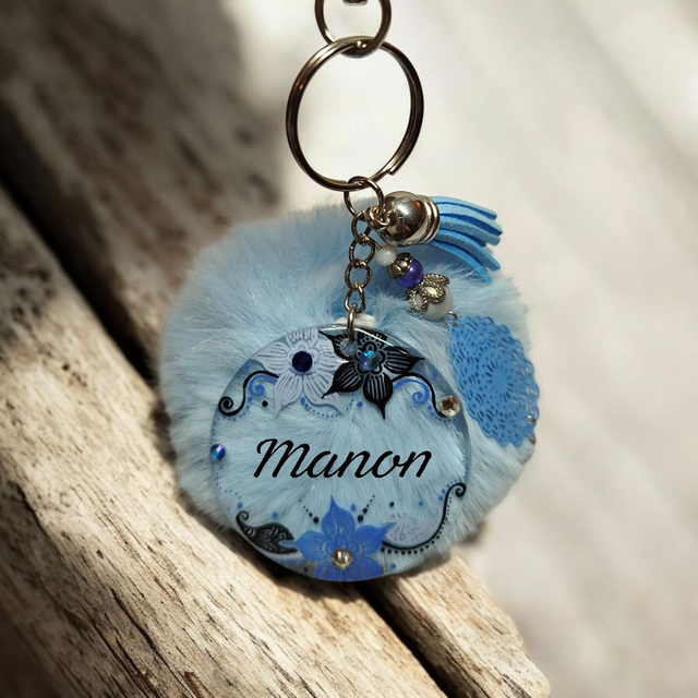 Bijou de sac prénom personnalisé dessiné à la main bleu saphir clair