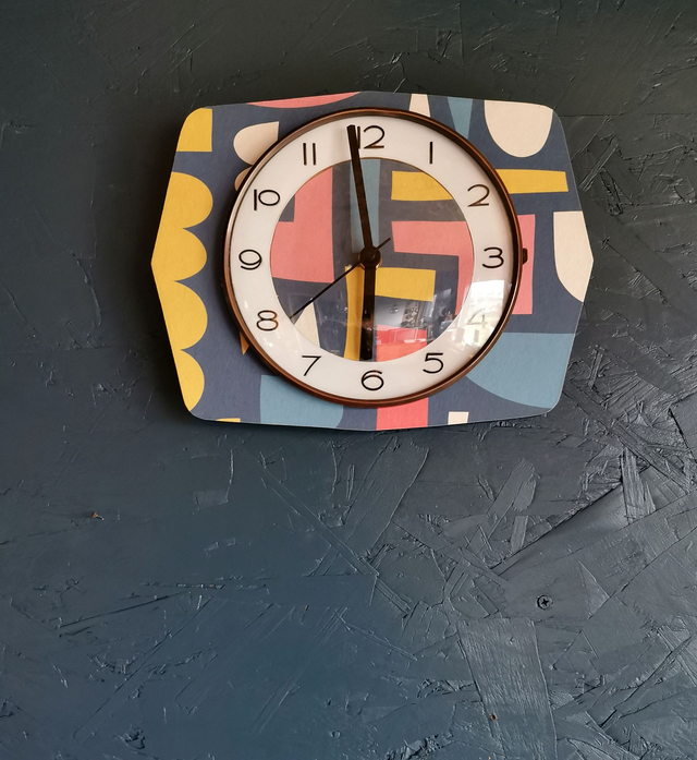 Horloge vintage pendule murale silencieuse "Bleu jaune rose"