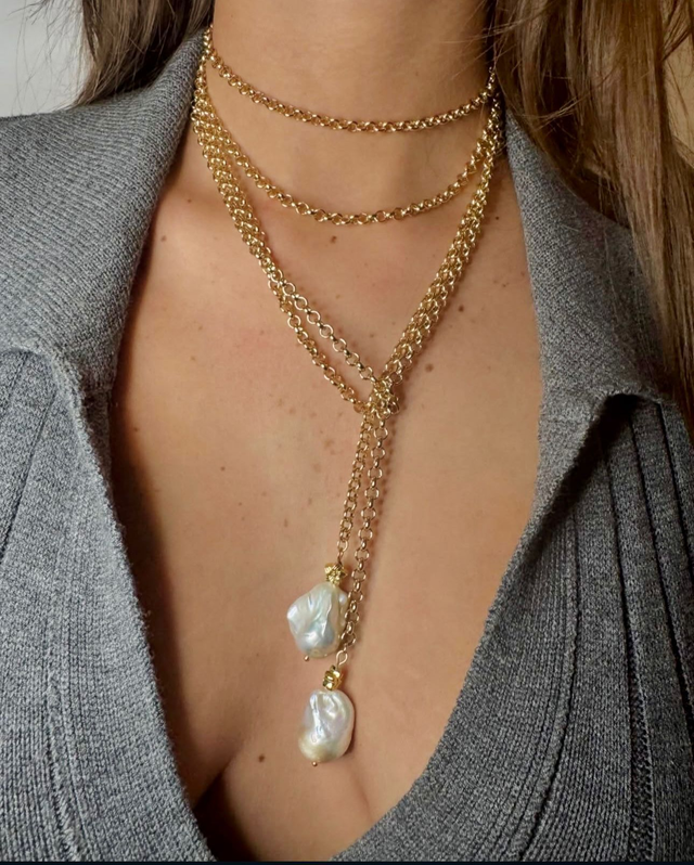 Zurich Whisper , collana in alluminio italiano , placcato prima argento e poi oro 24k con perle a ciondolo. Stile sciarpa