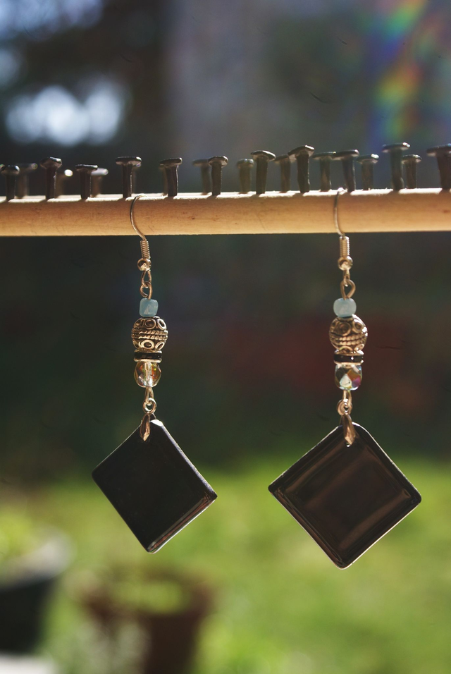 Boucles d&#039;oreilles en verre noir.