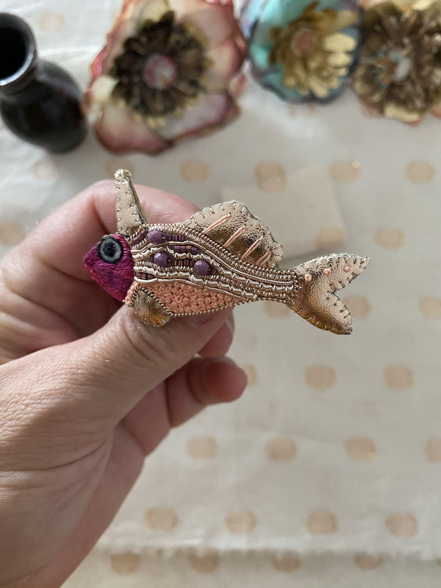 Broche brodée poisson licorne fuchsia saumon