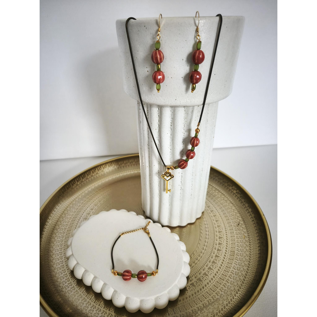 Boucles d’oreilles Cléa – Perles en céramique rouge, verre vert et touches dorées